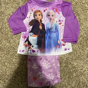 NWOT frozen pjs 🟣